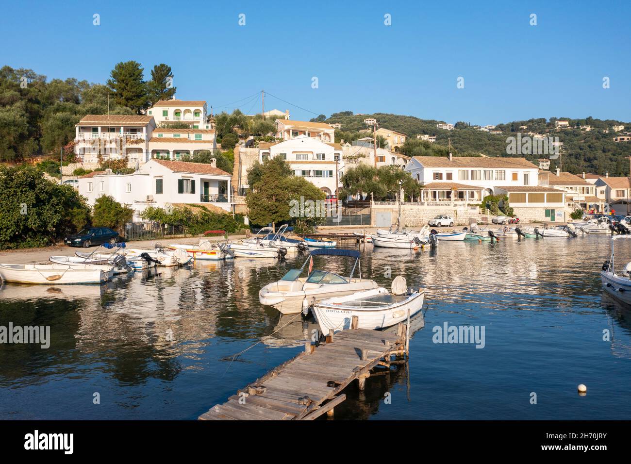 Vista aérea de Agios Stefanos - un pueblo de pescadores frente al mar, y popular destino turístico, en la costa noreste de Corfú, Islas Jónicas, Grecia Foto de stock