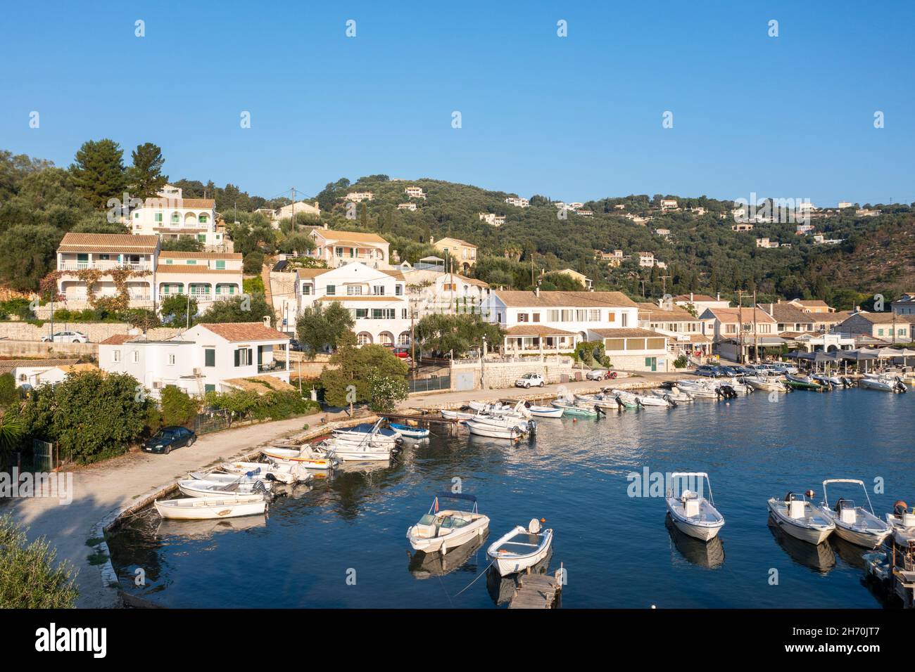 Vista aérea de Agios Stefanos - un pueblo de pescadores frente al mar, y popular destino turístico, en la costa noreste de Corfú, Islas Jónicas, Grecia Foto de stock