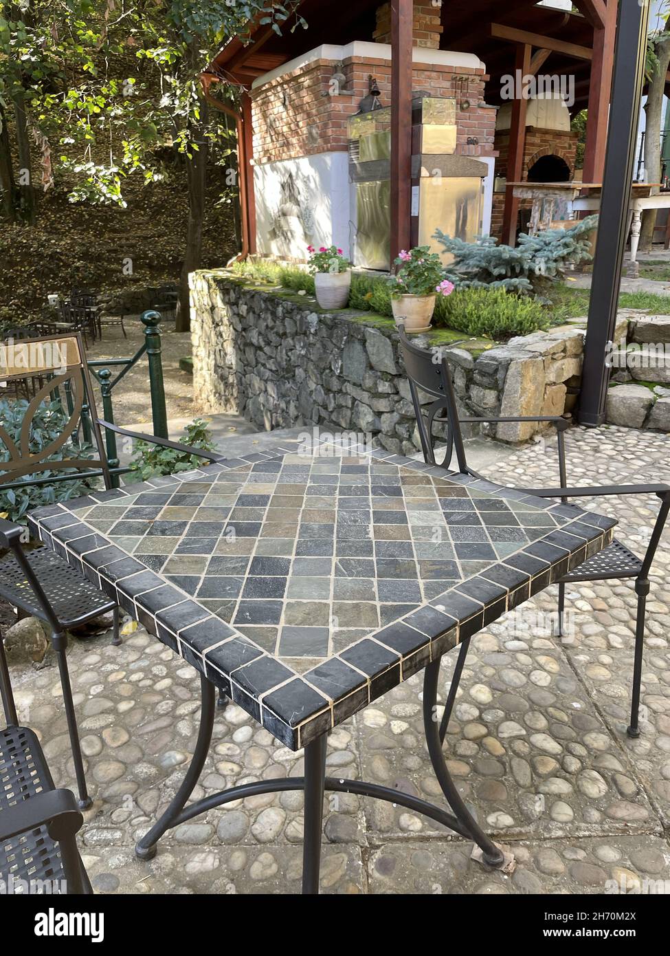 Mesa de jardín con azulejos de cerámica Fotografía de stock - Alamy