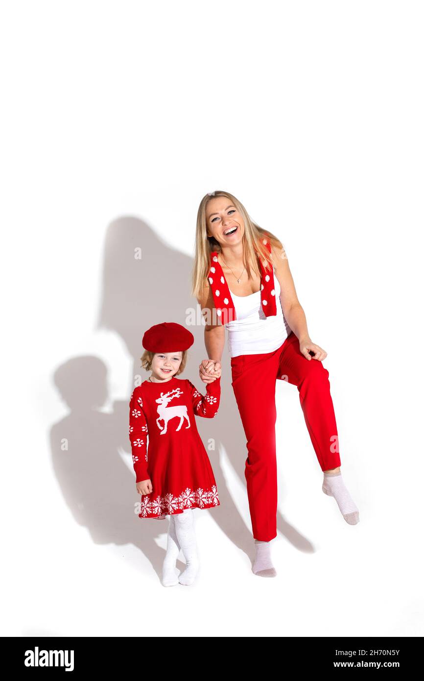 Inocente Corresponsal sin cable Bonita mamá e hija con ropa de Navidad Fotografía de stock - Alamy