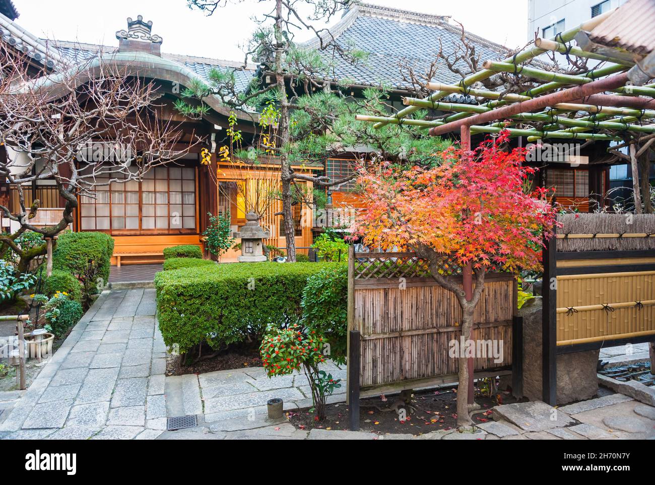Un edificio japonés colorido y hermoso, tradicional, con un jardín exquisitamente preparado y mantenido en el centro de Kioto. Foto de stock