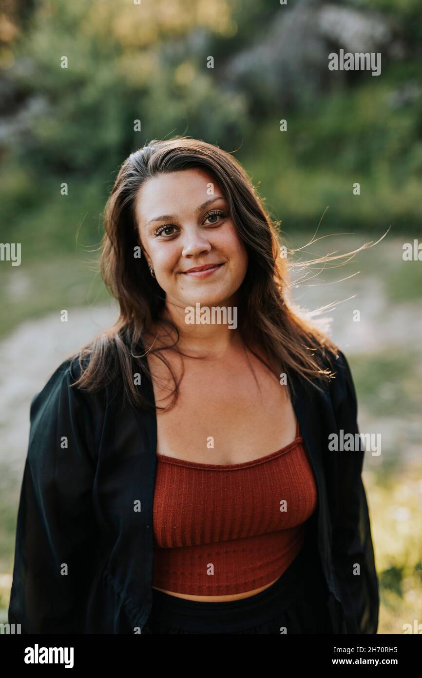 Retrato de mujer sonriente Foto de stock