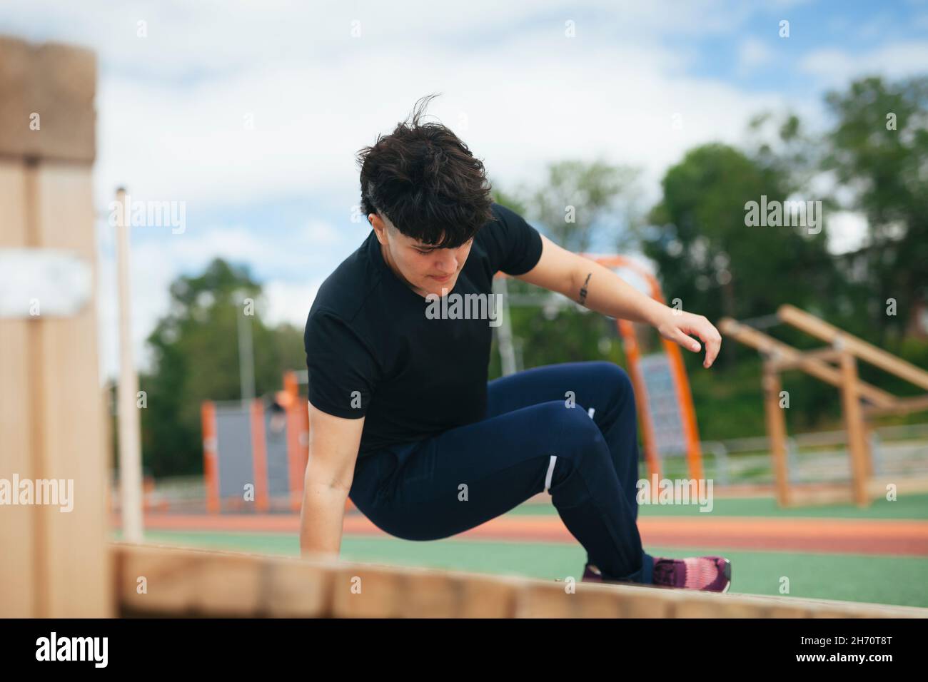 Mujer joven haciendo ejercicio en el gimnasio al aire libre Foto de stock