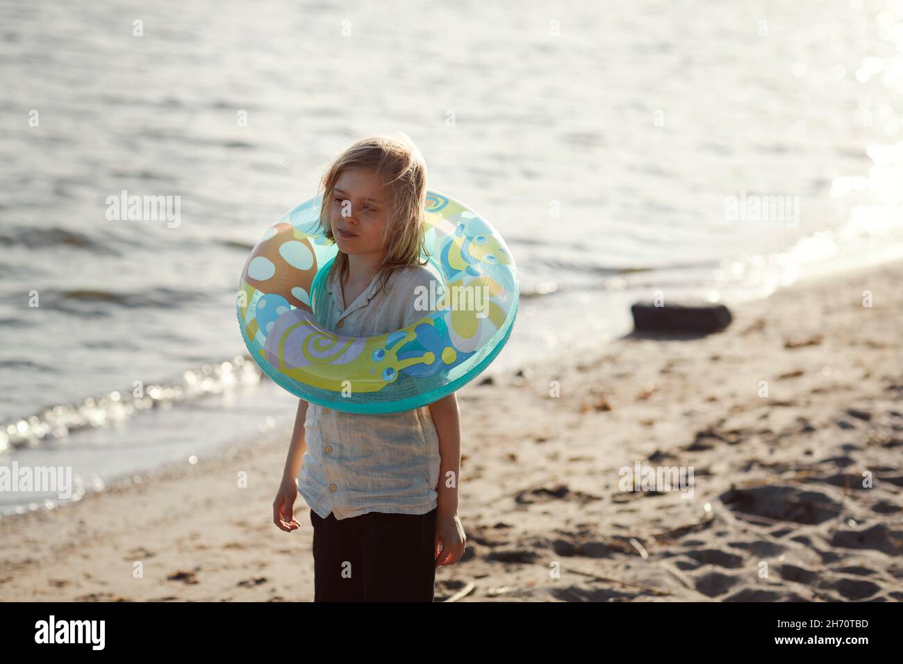 Chica sonriente con anillo inflable Foto de stock