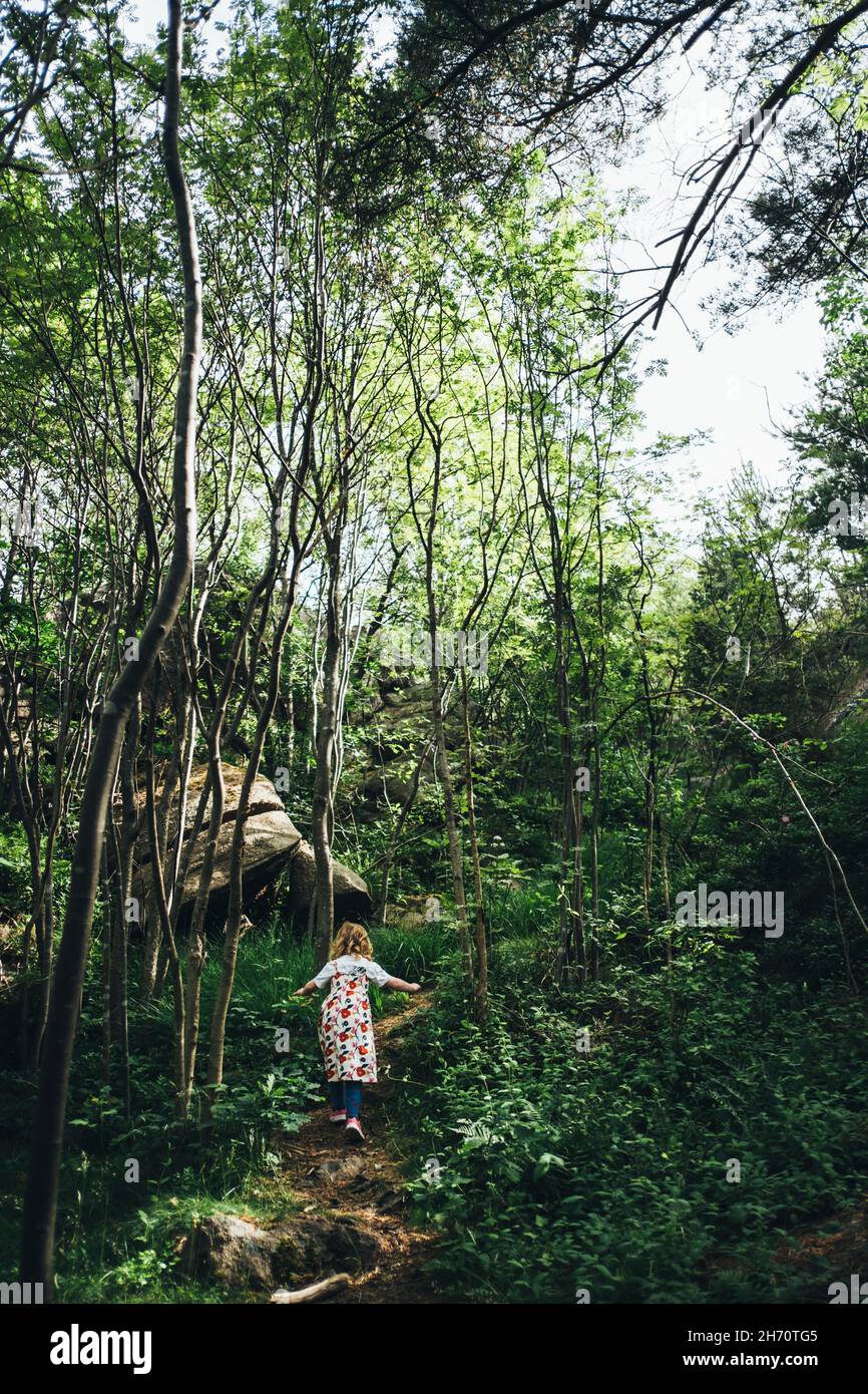 Chica caminando en el bosque Foto de stock