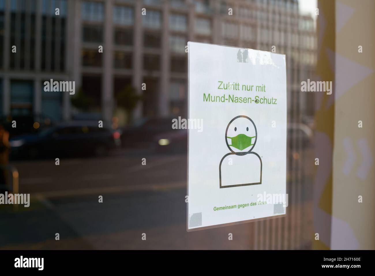 Firmar en una ventana de la tienda en Berlín con la inscripción Acceso sólo con la protección de la nariz de la boca (Zutritt nur mit Mund-Nasen-Schutz) Foto de stock