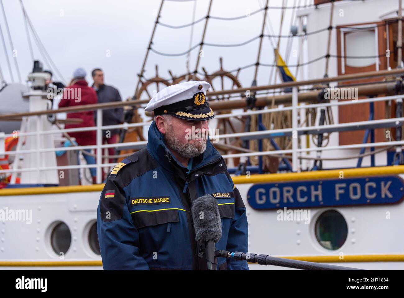 Der Kommandant des Segelschulschiffes Gorch Fock Kapitän zur See Nils Brandt im Gespräch mit der