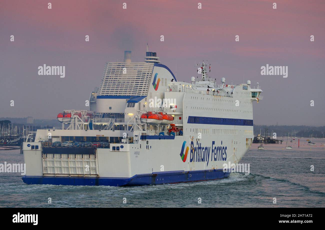Brittany Ferries Armorique cruza el ferry del canal hacia Portsmouth, Hampshire, Reino Unido Foto de stock