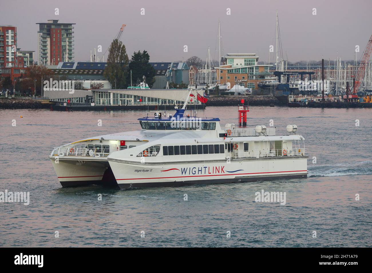 El catamarán rápido Wight Link, Wight Rider II, que sale de Portsmouth en dirección a Ryde en la Isla de Wight. Foto de stock