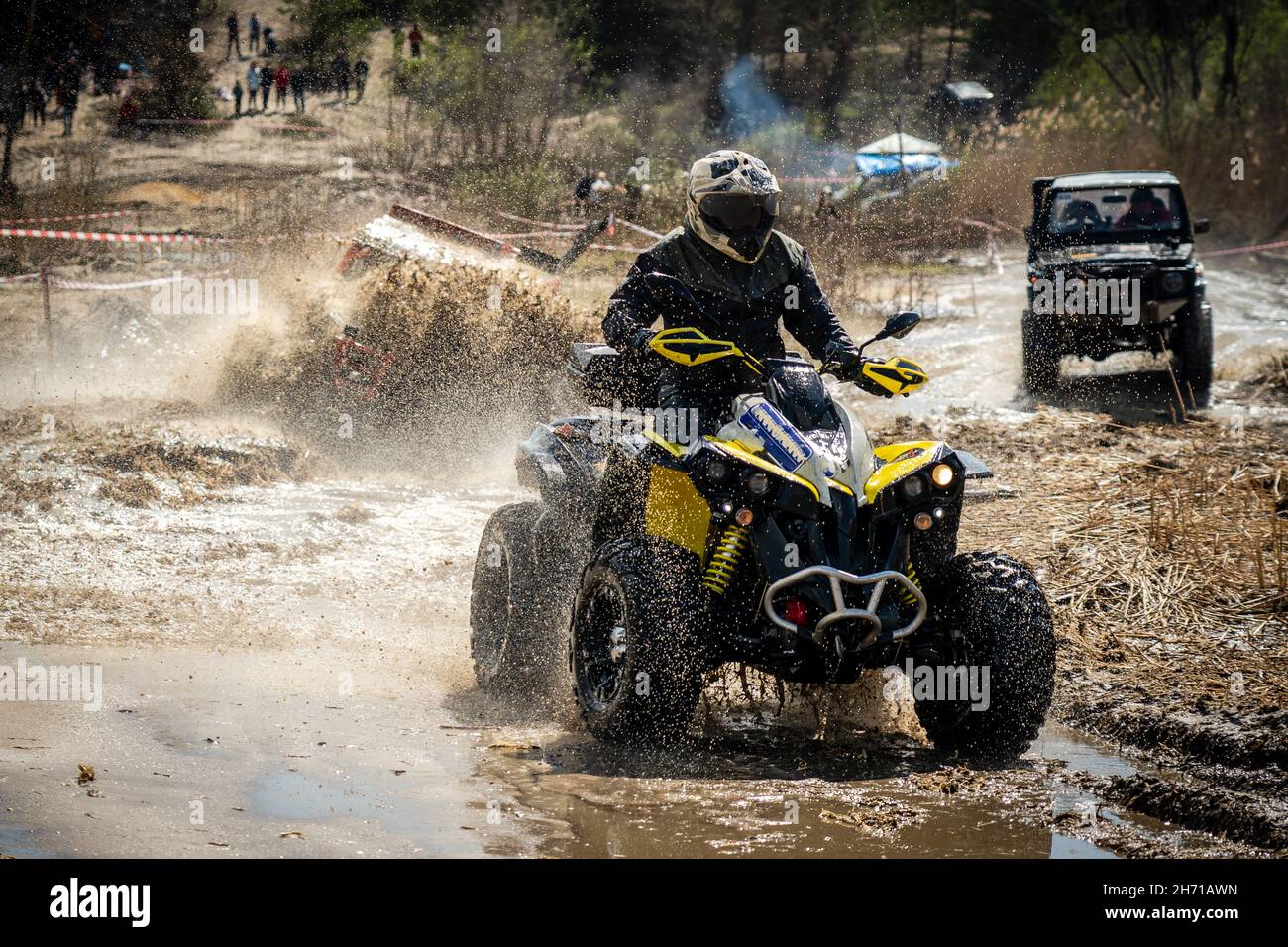 Conductores de ATV y UTV que conducen en pista de barro. Paseo EXTREMO. 4x4 Fotografía de stock