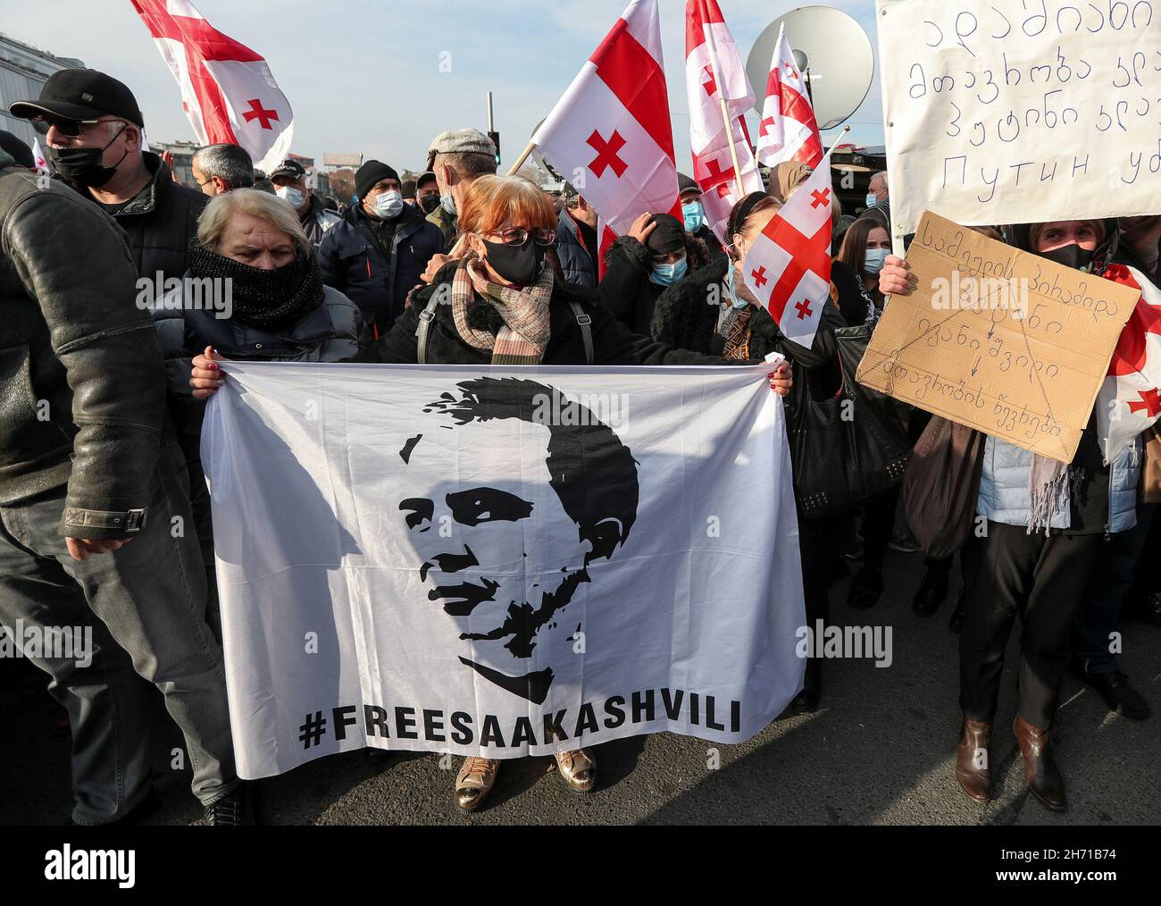 Una mujer sostiene una bandera que representa al ex presidente encarcelado Mikheil Saakashvili durante una manifestación en su apoyo en Tbilisi, Georgia, el 19 de noviembre de 2021. REUTERS/Irakli Gedenidze Foto de stock