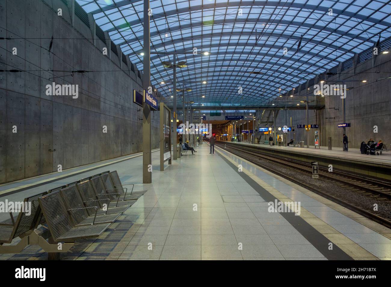 Estación de tren en el aeropuerto de Colonia Bonn (CGN) en Alemania. Foto de stock