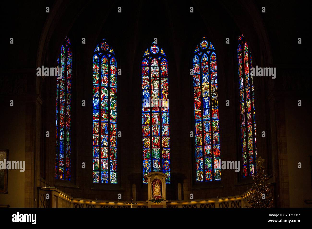Vidrieras en la Catedral de Notre Dame. Ciudad de Luxemburgo, Luxemburgo. Foto de stock