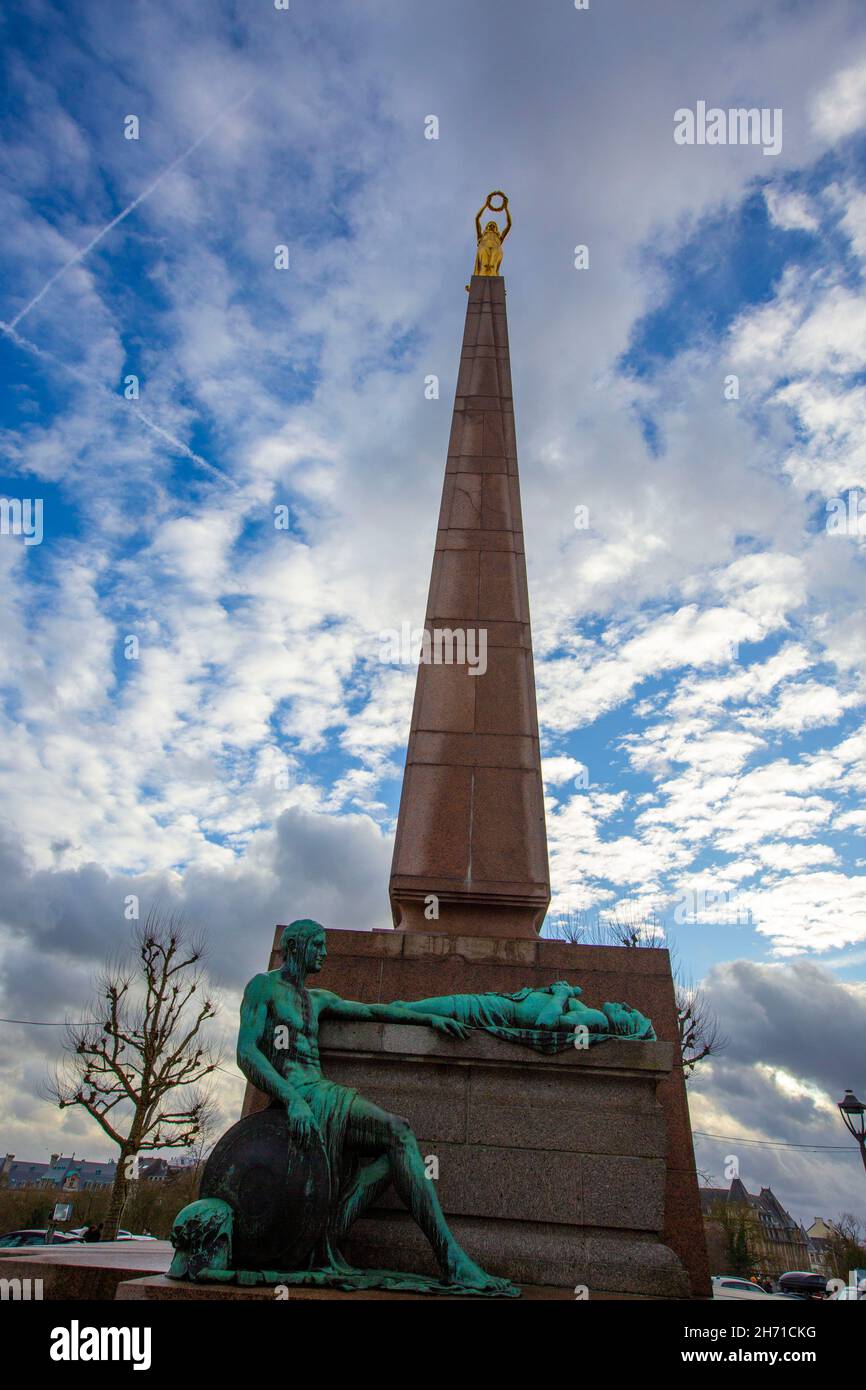Monumento de recuerdo cerca de la Plaza de la Constitución. Es un obelisco granítico y un monumento conmemorativo de la guerra apodado "Dama de Oro" por su estatua dorada. Luxemburgo. Foto de stock