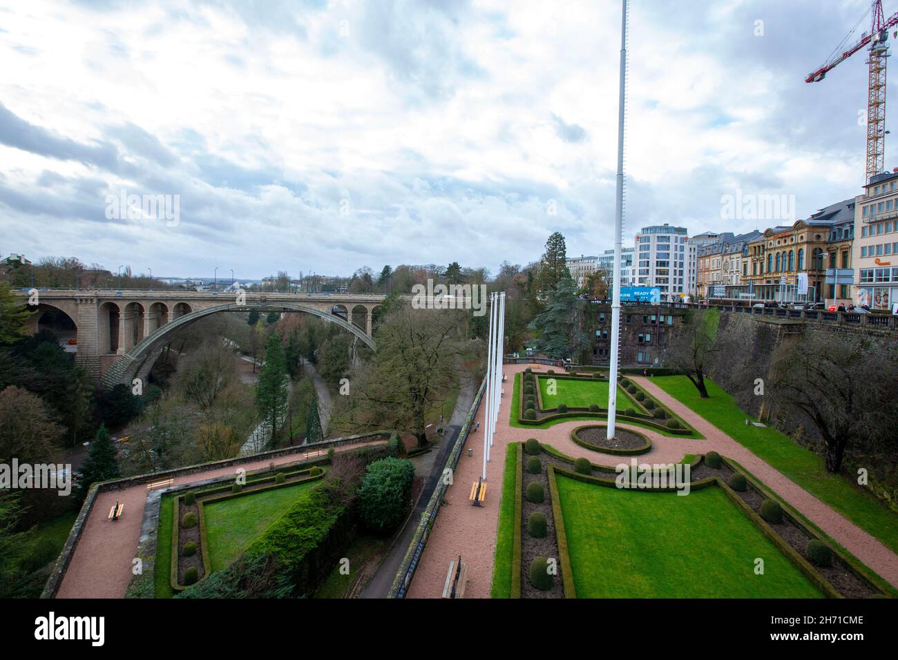Vista panorámica de la ciudad de Luxemburgo con el famoso puente Adolphe y la plaza de la Constitución y el parque Foto de stock