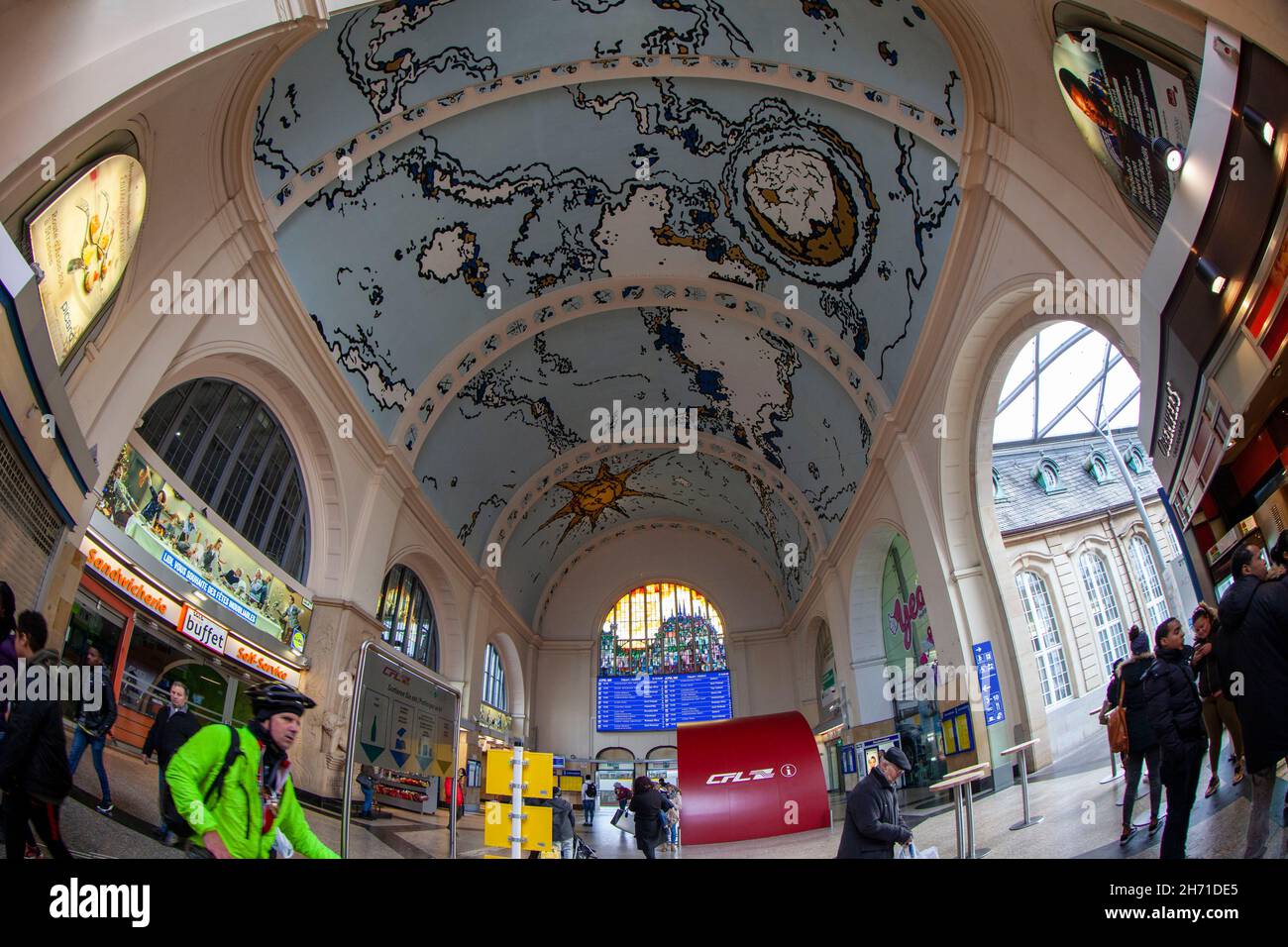 Interior de la estación central de tren de Luxemburgo. Luxemburgo, Luxemburgo Foto de stock