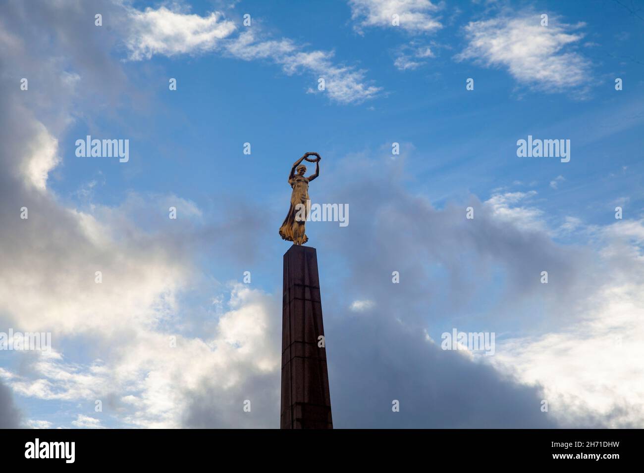 Monumento de recuerdo cerca de la Plaza de la Constitución. Es un obelisco granítico y un monumento conmemorativo de la guerra apodado "Dama de Oro" por su estatua dorada. Luxemburgo. Foto de stock