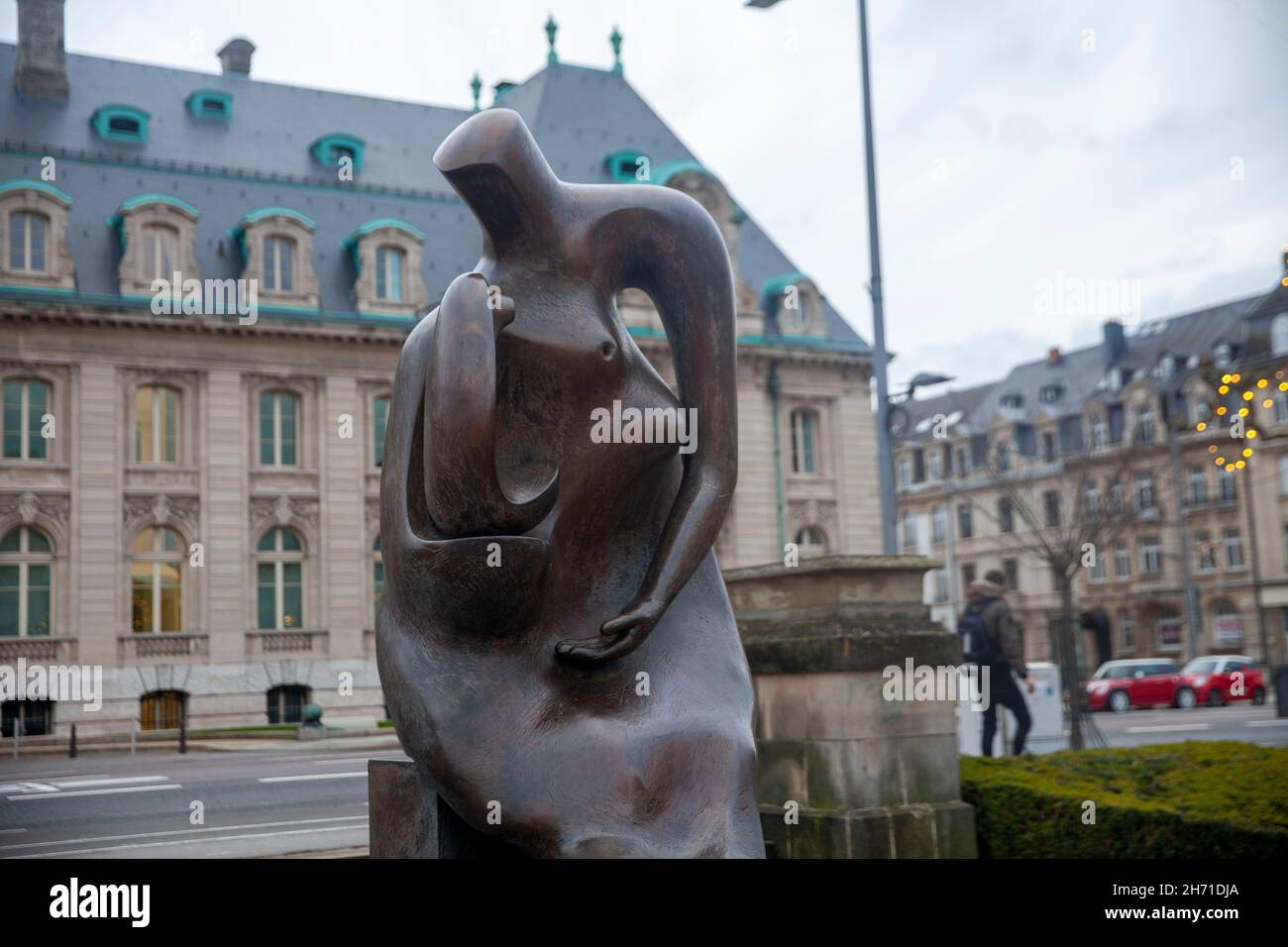 Escultura en bronce de madre e hijo de Henry Moore en la ciudad de Luxemburgo Foto de stock