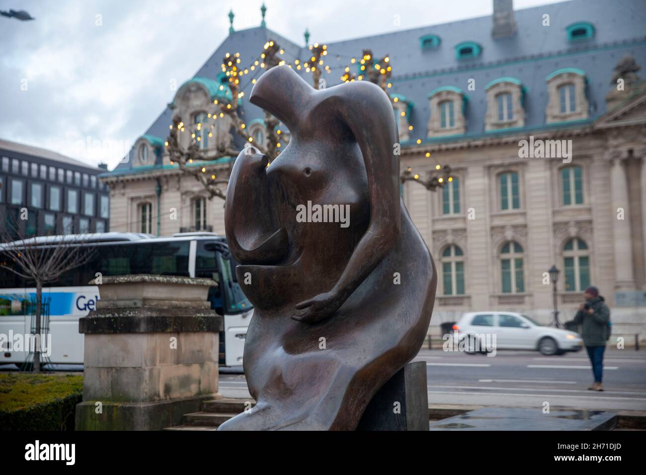 Escultura en bronce de madre e hijo de Henry Moore en la ciudad de Luxemburgo Foto de stock