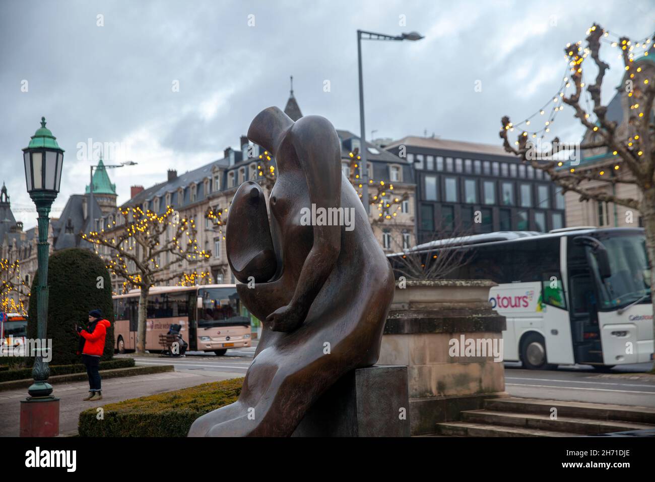 Escultura en bronce de madre e hijo de Henry Moore en la ciudad de Luxemburgo Foto de stock