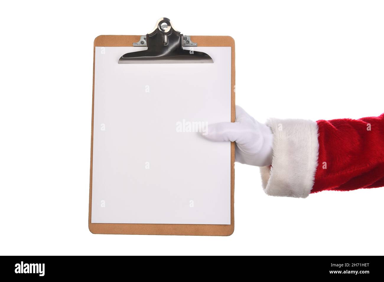 Santa Claus sosteniendo un portapapeles con una hoja en blanco f papel. Sólo manual y funda, aisladas sobre blanco. Foto de stock