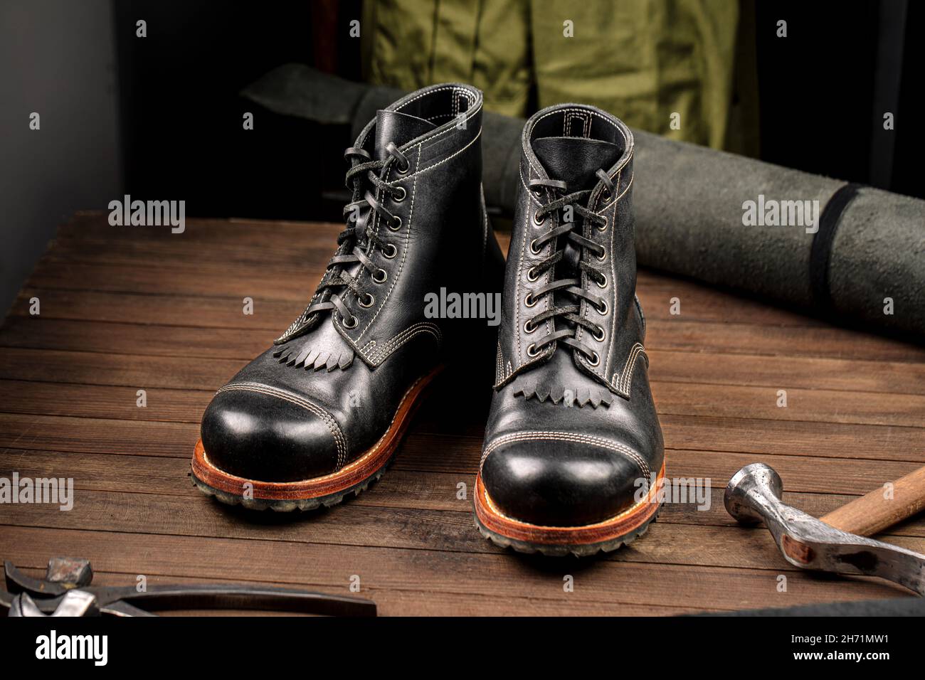 Estado Tremendo seguro Botas altas de piel negra artesanales Fotografía de stock - Alamy