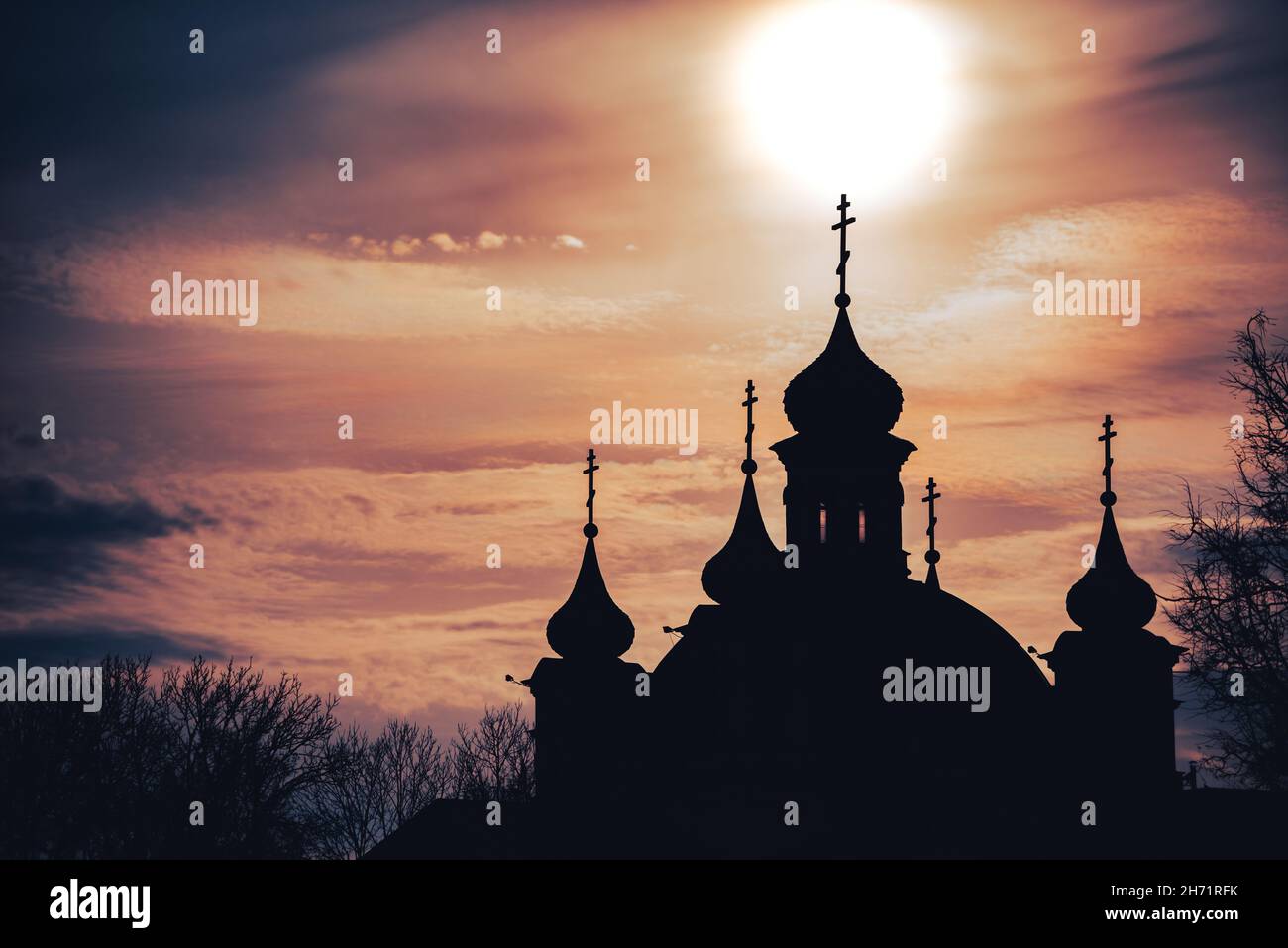 Silueta de la iglesia en Bielorrusia al atardecer con nubes y cielo en el fondo Foto de stock