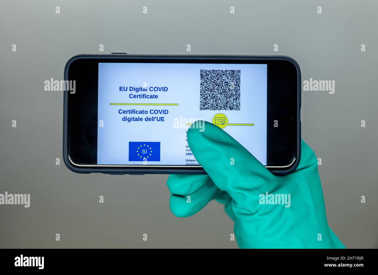 Certificado de pase ecológico covid digital de la UE en el teléfono móvil Foto de stock
