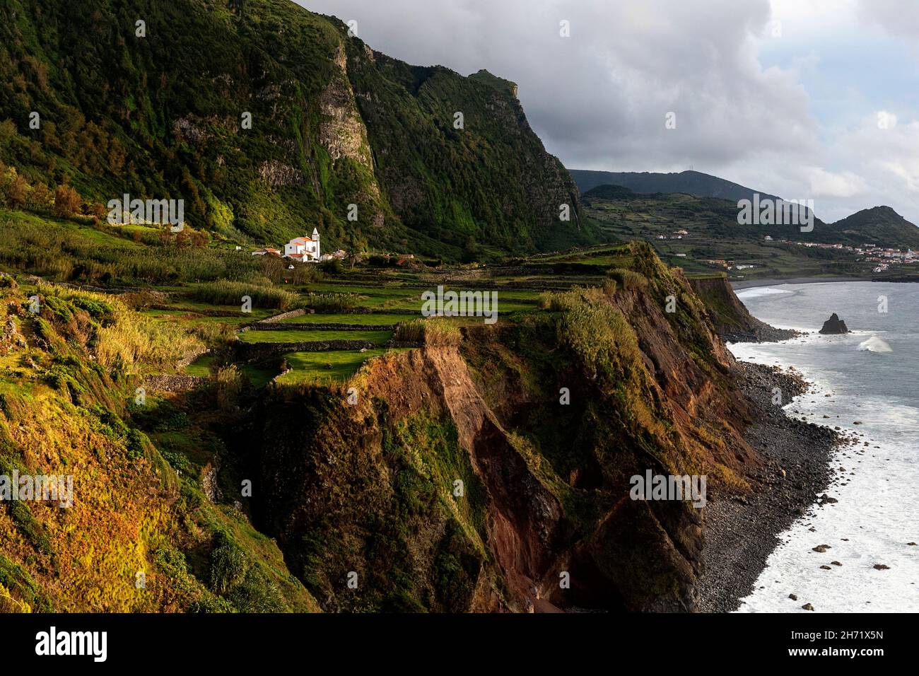 Hermosa vista sobre los acantilados y Faja Grande, la isla de Flores,  Azores, Portugal Fotografía de stock - Alamy