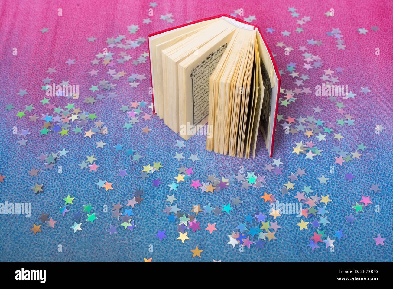 Libro Sagrado Islámico Quran mini tamaño decorado con estrellas Foto de stock