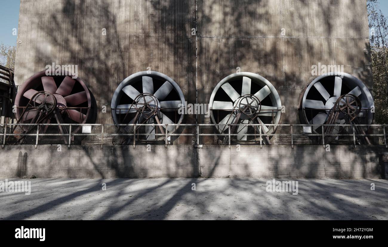 Antiguos ventiladores industriales oxidados en alemania Foto de stock