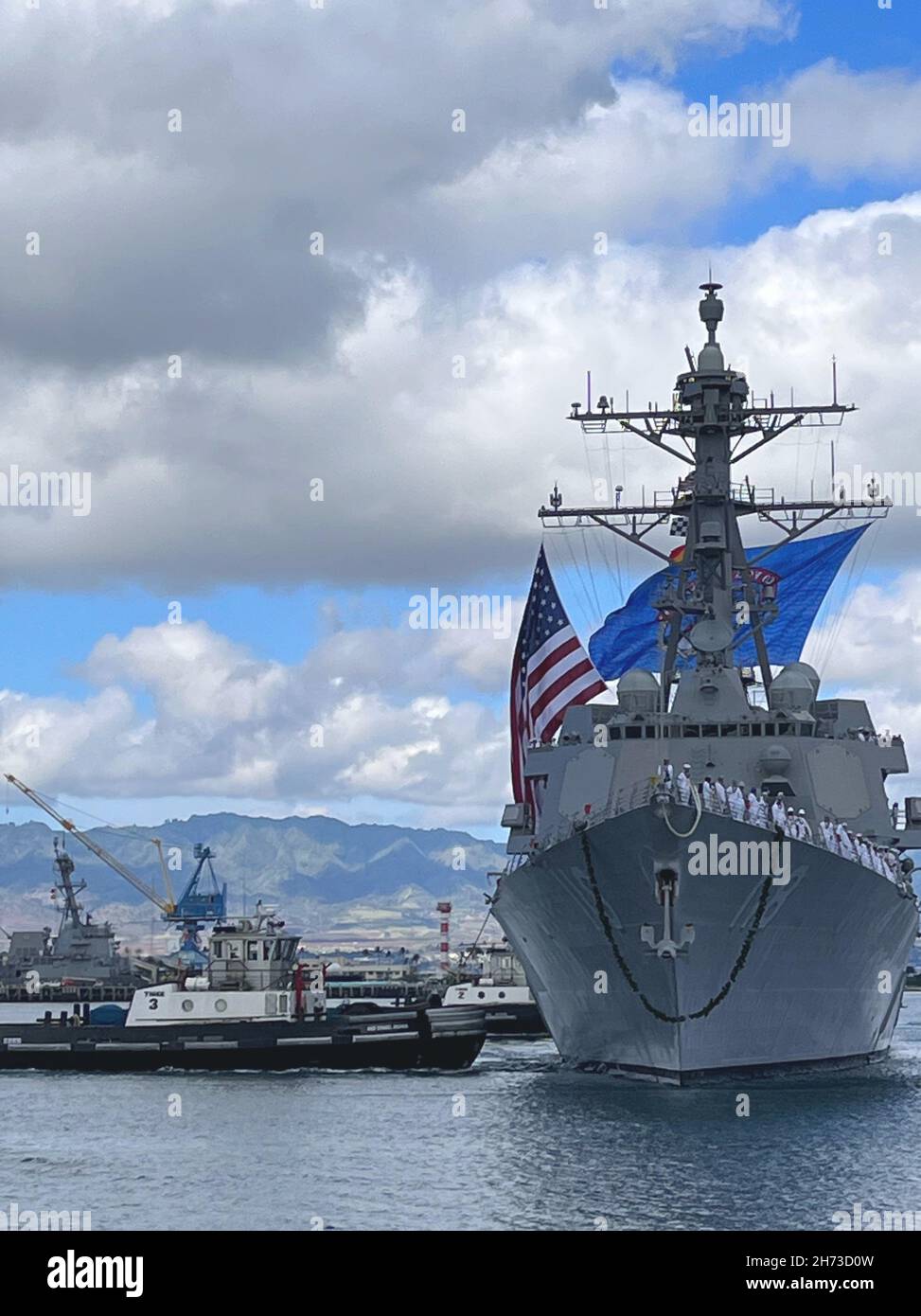 211118-N-XM133-1003 BASE CONJUNTA PEARL HARBOR-HICKAM (NOV 18, 2021) El más nuevo destructor de misiles guiados de la Marina de los Estados Unidos, el futuro USS Daniel Inouye (DDG 118) navega hacia Pearl Harbor. Daniel Inouye hizo su viaje inaugural, transitando a su puerto natal de Pearl Harbor, Hawaii, antes de su puesta en servicio en diciembre. Inouye realizó una gira por las islas hawaianas para rendir homenaje a la memoria y el legado del difunto senador Daniel K. Inouye y su larga carrera de servicio al pueblo de Hawai. (EE.UU Foto de la Marina por Anna Marie G. General) Foto de stock