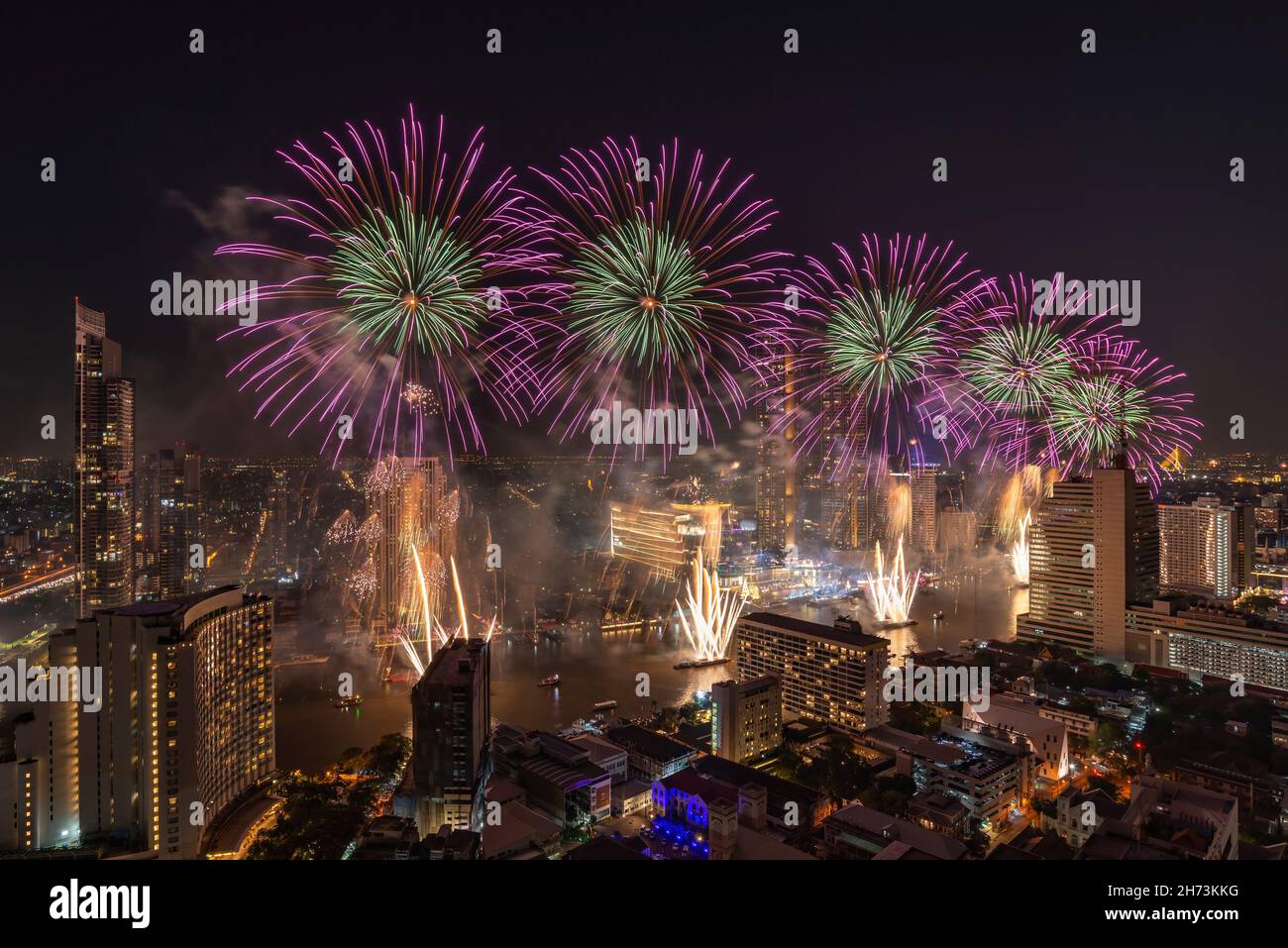 Bangkok Tailandia, celebración de la cuenta atrás de fuegos artificiales, Colorful New Year Firework Foto de stock