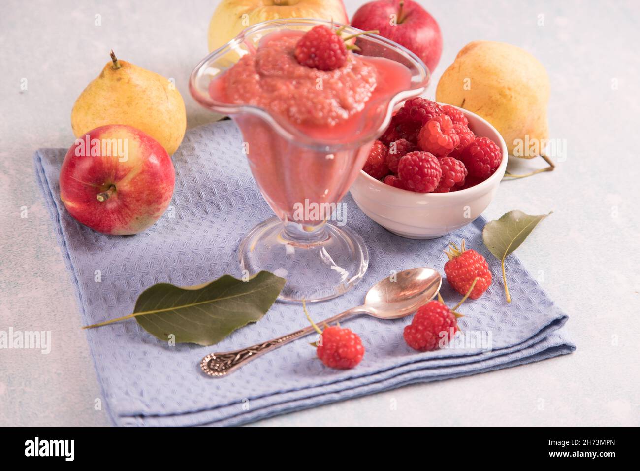 Batidos de frutas de temporada - manzanas, peras de frambuesa sobre una  mesa ligera. El concepto de postres de verano Fotografía de stock - Alamy