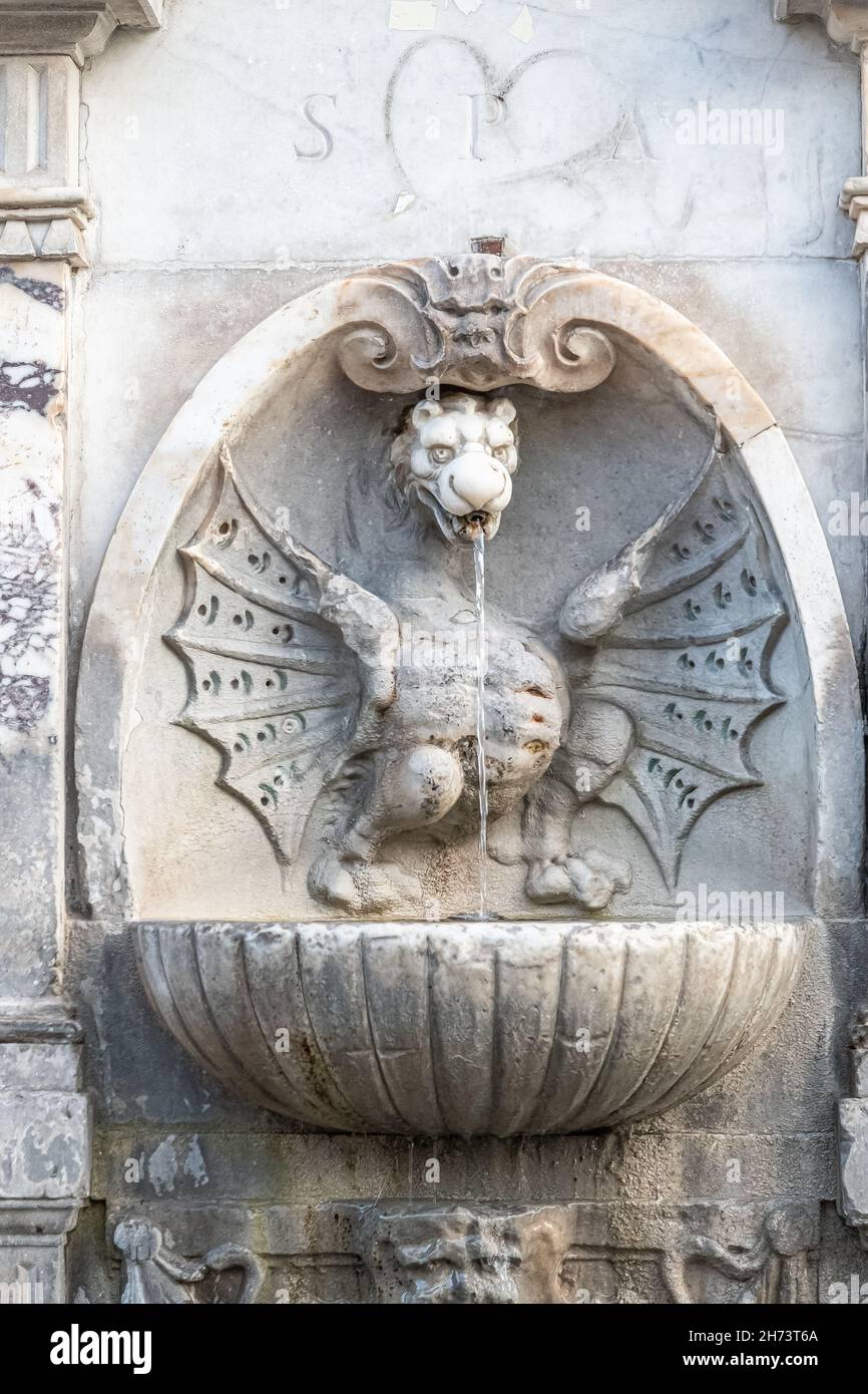 Histórica fuente de agua pública de mármol en la Via Conciliazione, Ciudad del Vaticano, en el corazón de Roma, Italia Foto de stock