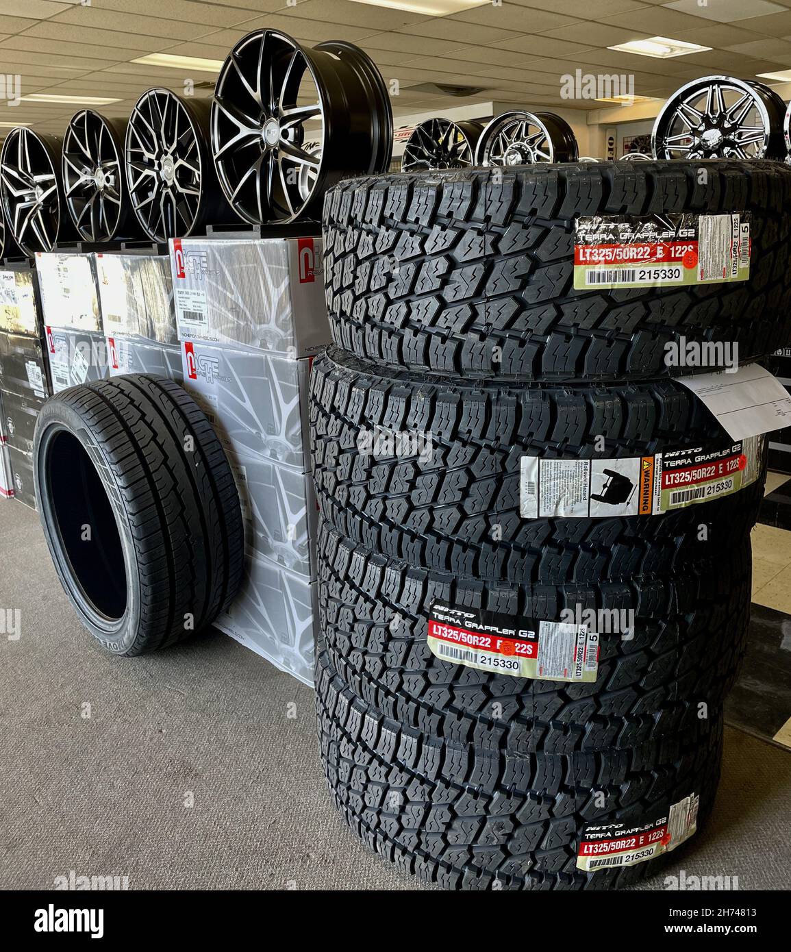 FRESNO, ESTADOS UNIDOS - 21 de octubre de 2021: Un manojo de neumáticos  apilados y llantas en una tienda Fotografía de stock - Alamy