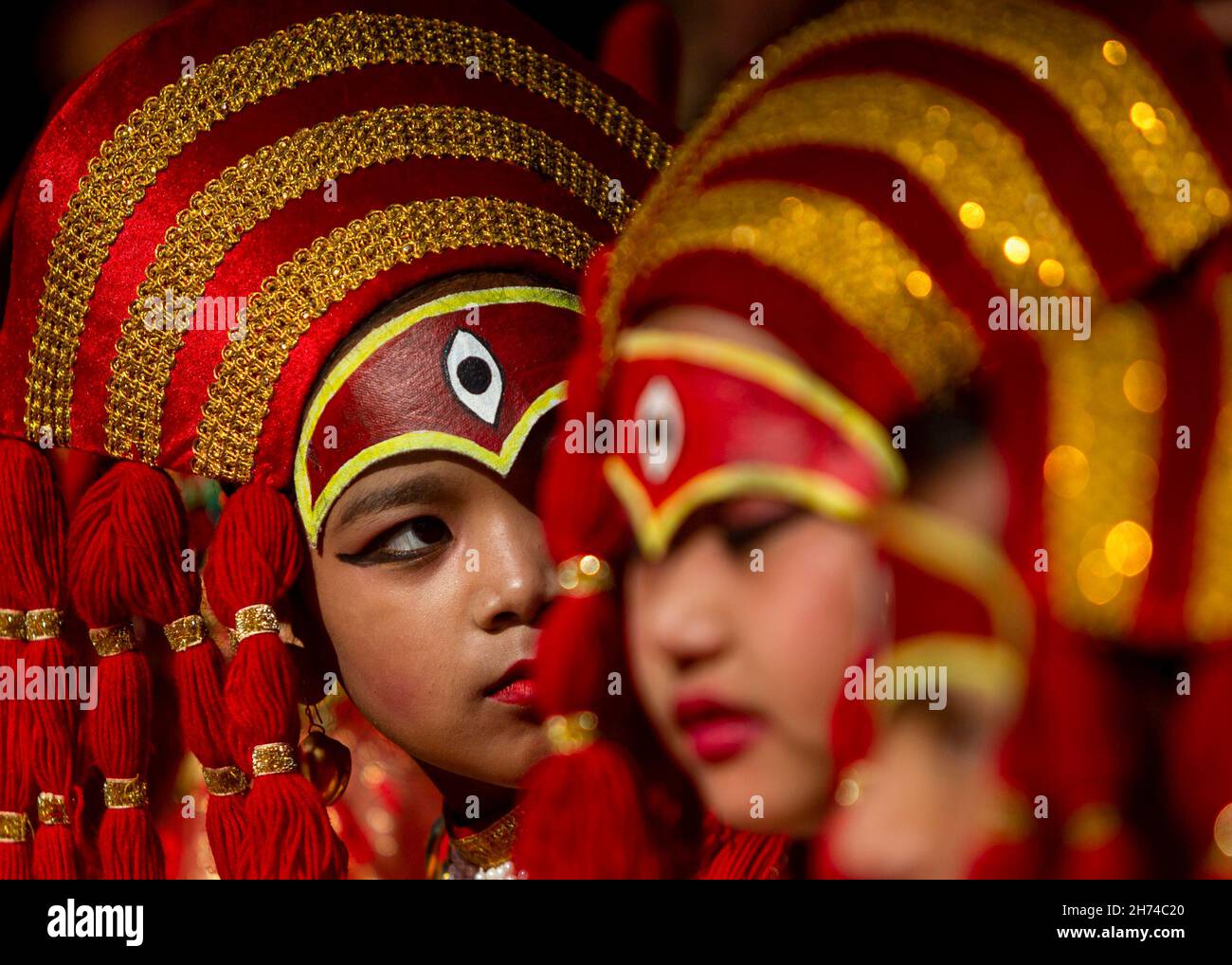 Katmandú, Nepal. 20th Nov, 2021. Las niñas vestidas como diosa viva Kumari  participan en un ritual sagrado hindú con motivo del Día Mundial de la  Infancia en Katmandú, Nepal, el 20 de