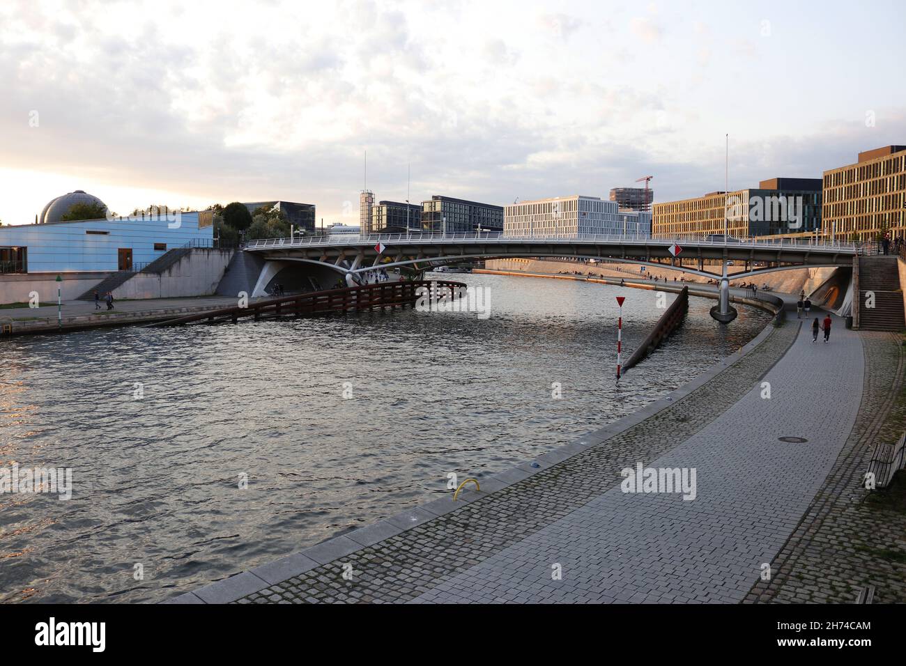 Spree, Berliner Hauptbahnhof (nur fuer redaktionelle Verwendung. Keine Werbung. Referenzdatenbank: http://www.360-berlin.de. © Jens Knappe. Bildquell Foto de stock