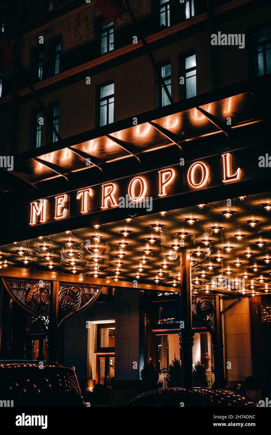 Logotipo dorado brillante del hotel de lujo Metropol en Moscú, Rusia. Luces nocturnas y arquitectura histórica del famoso edificio Foto de stock