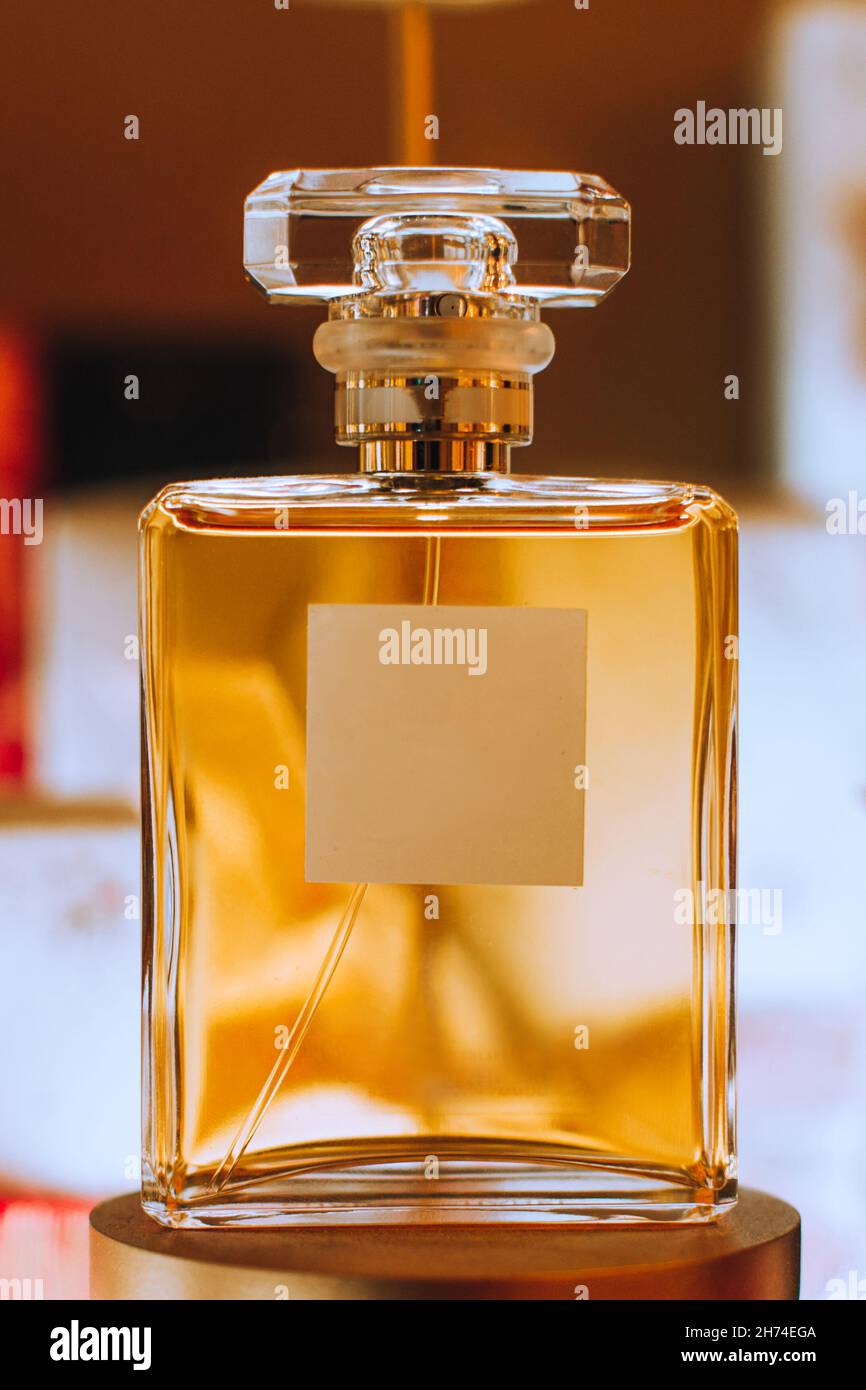 Golden perfume bottle fotografías e imágenes de alta resolución - Alamy