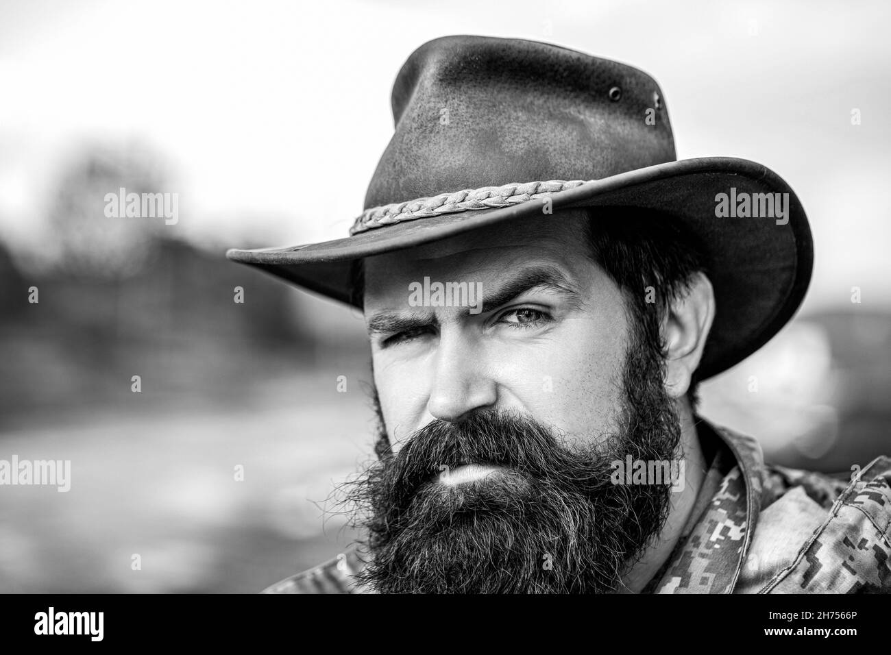 Vaqueros en sombrero. Guapo macho barbudo. Hombre vaqueros sin Vaquero americano. Sombrero vaquero de piel. Retrato del con sombrero de vaquero Fotografía de stock - Alamy