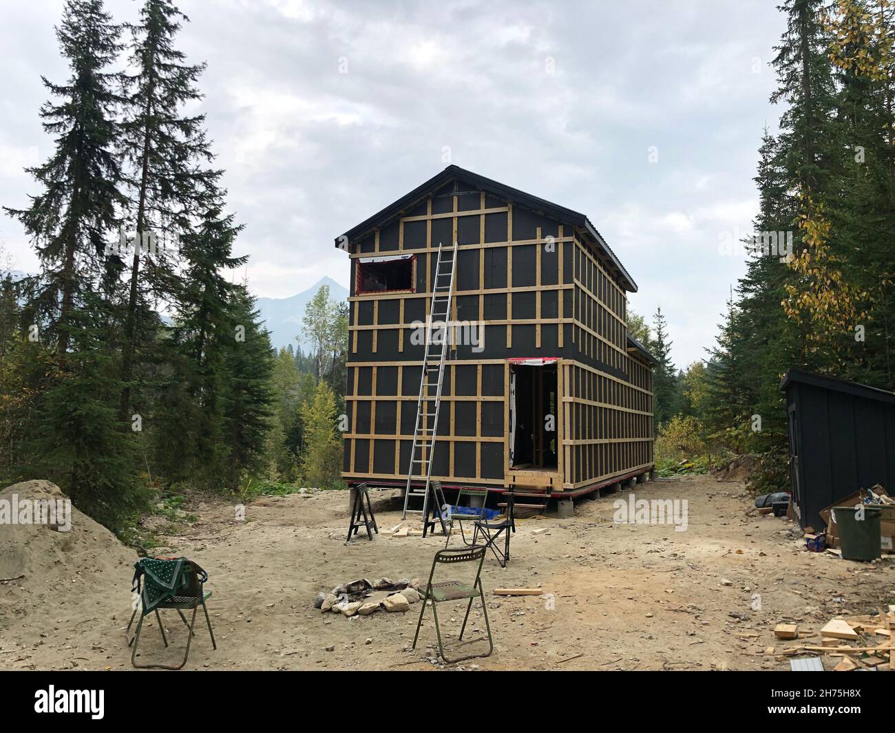 Edificio ambientalmente sostenible que se construye en BC Canadá Foto de stock