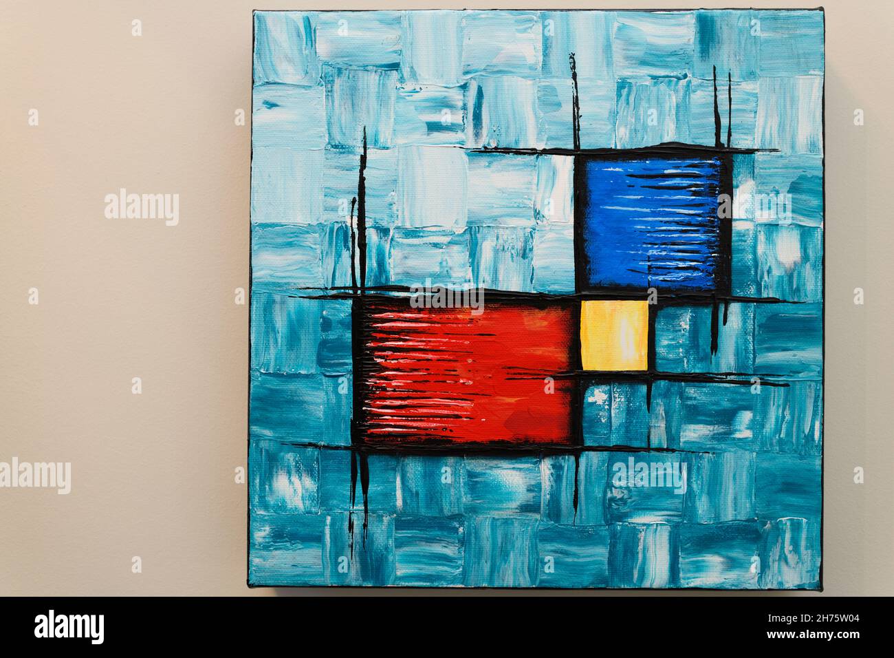 Pintura acrílica abstracta de cuadrados de color turquesa con cubos rojos azules y amarillos en marco de lienzo cuadrado Foto de stock