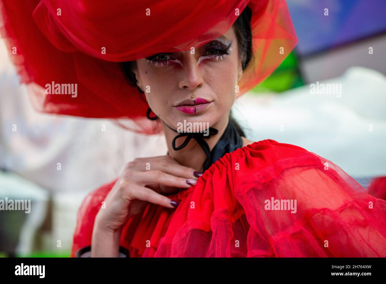 Un modelo muestra la colección de colores más reciente de Pierre Garroudi en uno de los espectáculos de modas flash especiales del diseñador en Knightsbridge. (Foto de Pietro Recchia / SOPA Images/Sipa USA) Foto de stock