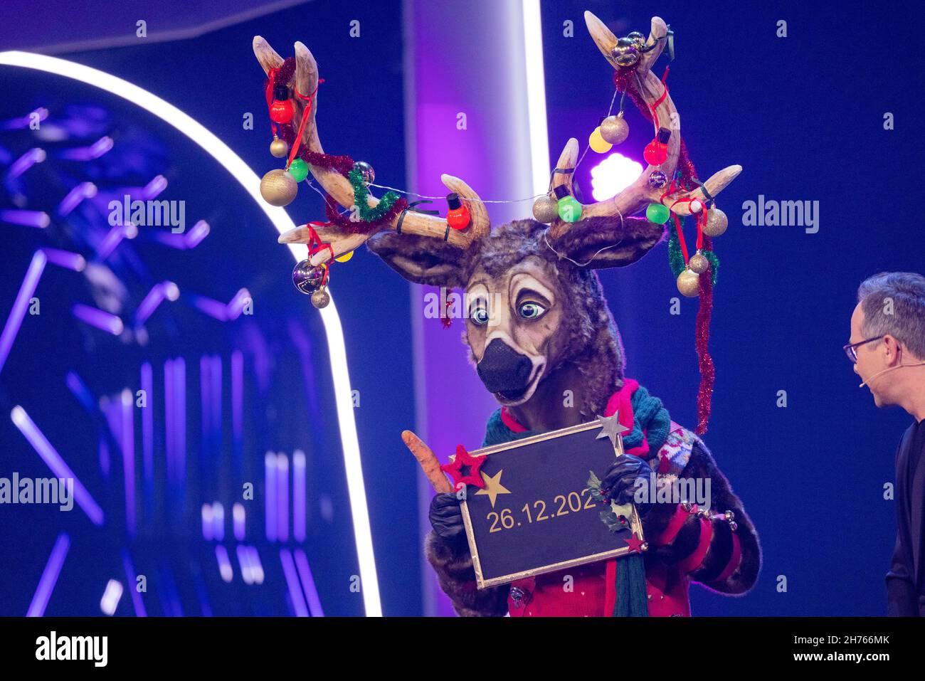 Colonia, Alemania. 20th Nov, 2021. Una figura de renos señala un espectáculo especial en el escenario del espectáculo de ProSieben 'The Masked Singer'. Crédito: Rolf Vennenbernd/dpa/Alamy Live News Foto de stock