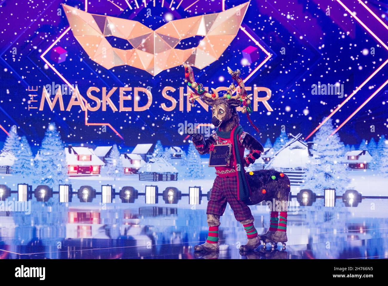 Colonia, Alemania. 20th Nov, 2021. Una figura de renos señala un espectáculo especial en el escenario del espectáculo de ProSieben 'The Masked Singer'. Crédito: Rolf Vennenbernd/dpa/Alamy Live News Foto de stock