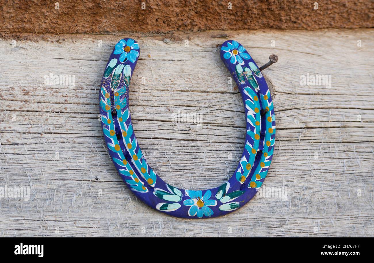 Una herradura decorada de 'buena suerte' colgando sobre una entrada de  tienda en Taos, Nuevo México Fotografía de stock - Alamy