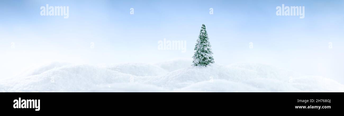 Paisaje invernal de fondo con un solo árbol en relucientes blancas nieve deriva Foto de stock