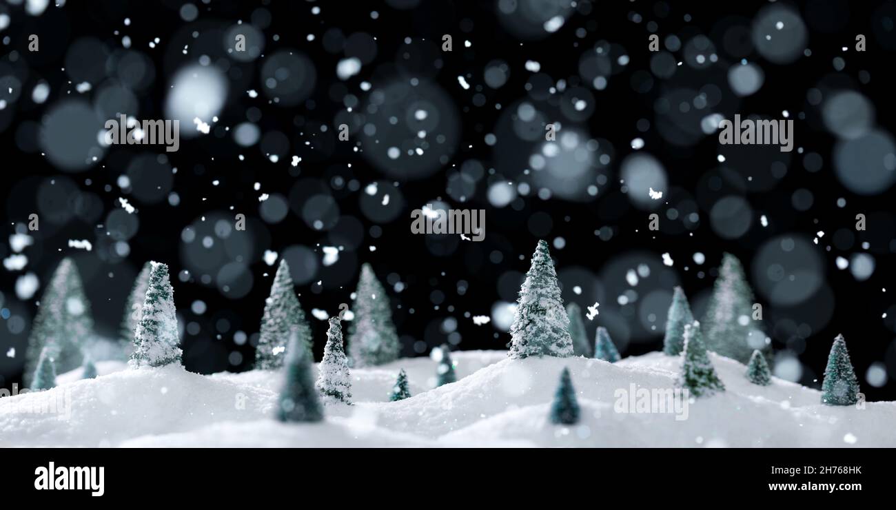 Paisaje de bosque invernal de árboles cubiertos de nieve en miniatura sobre brillantes nevadas en las bravas rodeadas de nieve caída Foto de stock