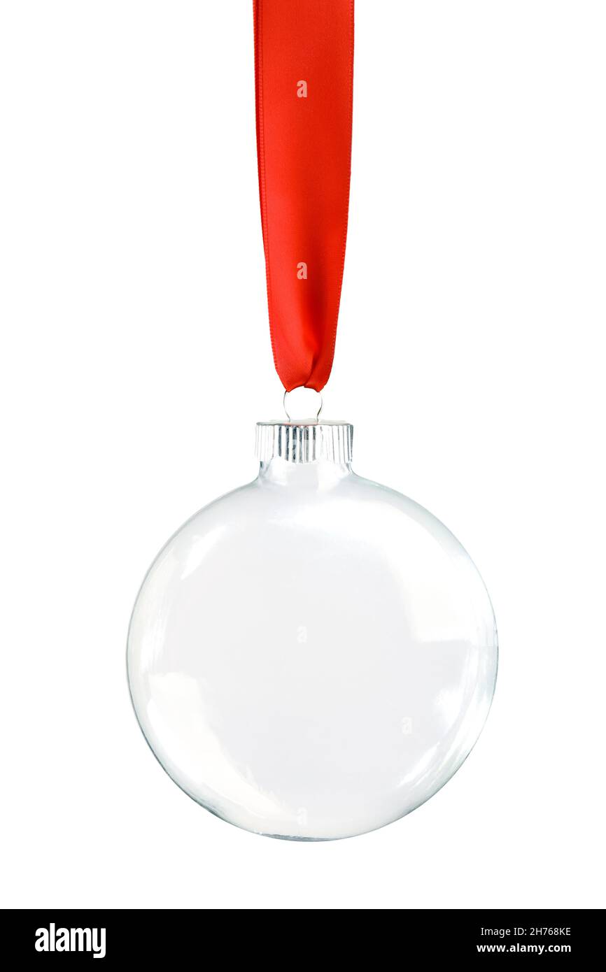 Adorno de Navidad transparente colgando de una cinta roja brillante. Espacio vacío en la bola para texto o producto. Aislado sobre blanco. Foto de stock